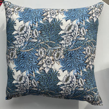 Load image into Gallery viewer, Morris Print Linen Pillows
